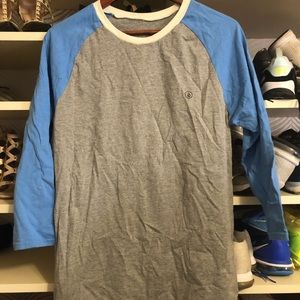 VOLCOM TEE. NEVER WORN